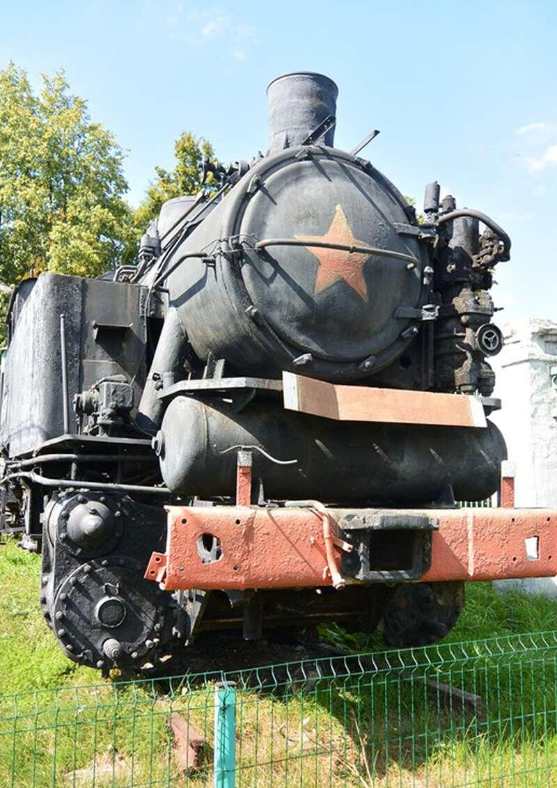    В Нижней Синячихе около магазина стоит узкоколейный паровоз stalker