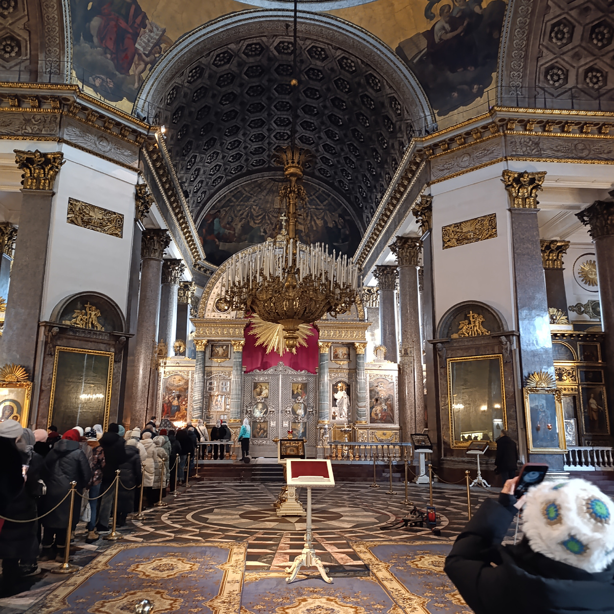 Очередь к Чудотворной иконе Божией матери.