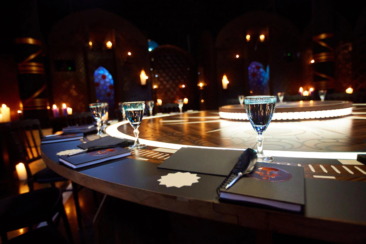 Формат шоу напоминает «Мафию»: участников делят на «светлых» и «темных». Ночью последние тайно выводят соперников из игры, а днем остальные получают шанс вычислить их и отправить одного из них домой за круглым столом