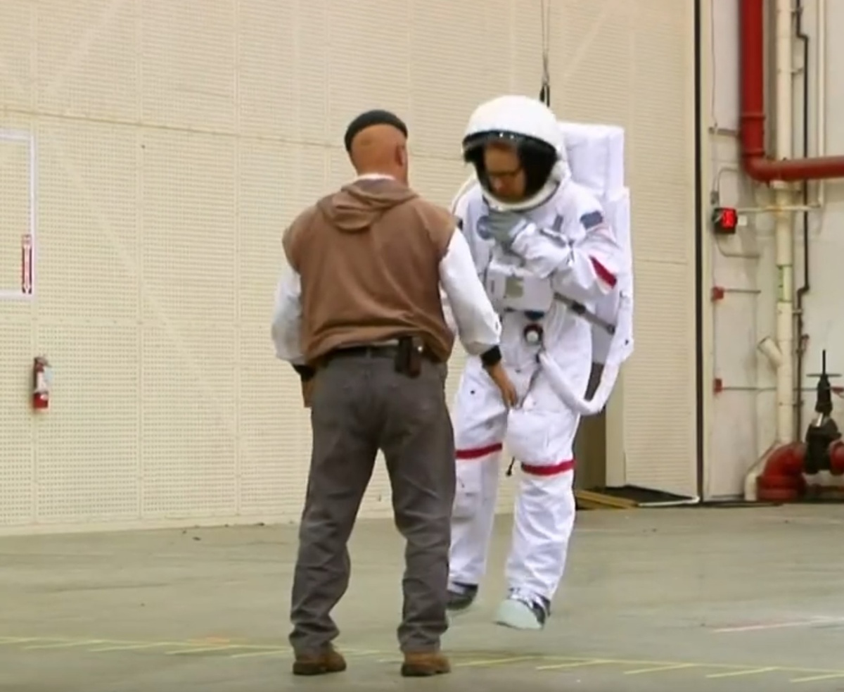 Ведущий телешоу прыгал в обвисшем костюме, имитирующем скафандр "астронавта", но не в скафандре с избыточным давлением.