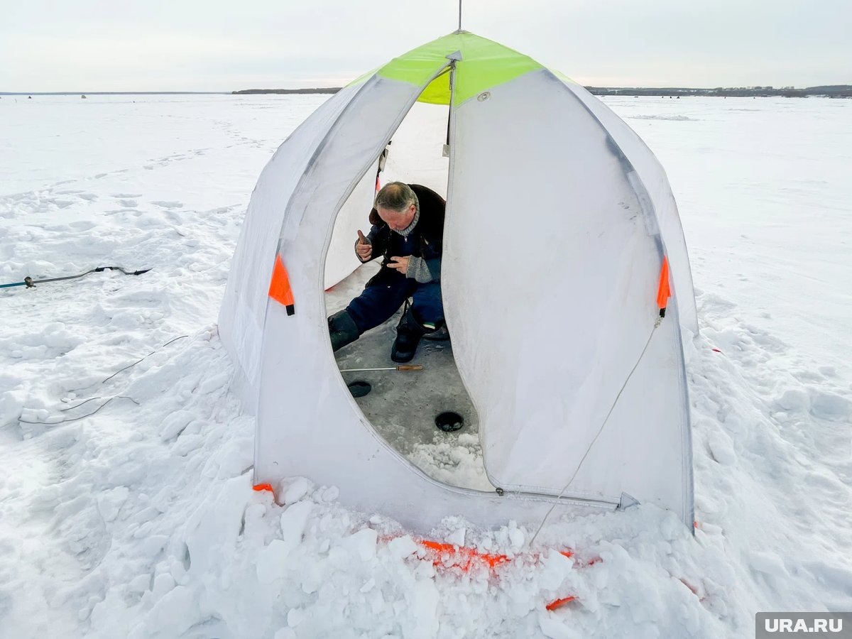     Рыбак ехал за плотвой, но не поймал ни одной рыбы