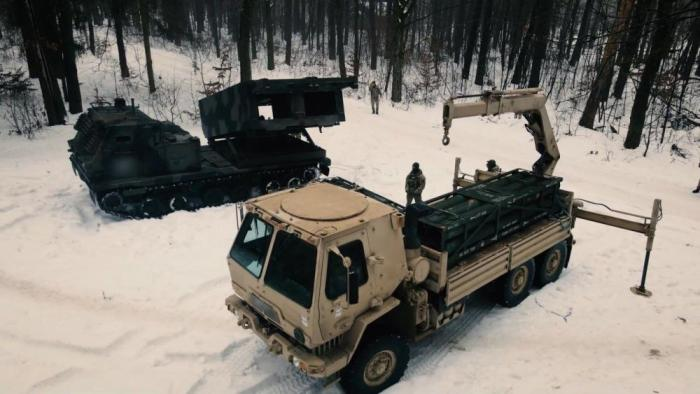 Редкий снимок транспортно-заряжающей машины Oshkosh FMTV M1084a1P2 и высокоточной модульной ракетной системы M270 в ходе обучения расчетов ракетных войск Национальной академии сухопутных войск Украины, источник Телеграм-канал Осведомитель