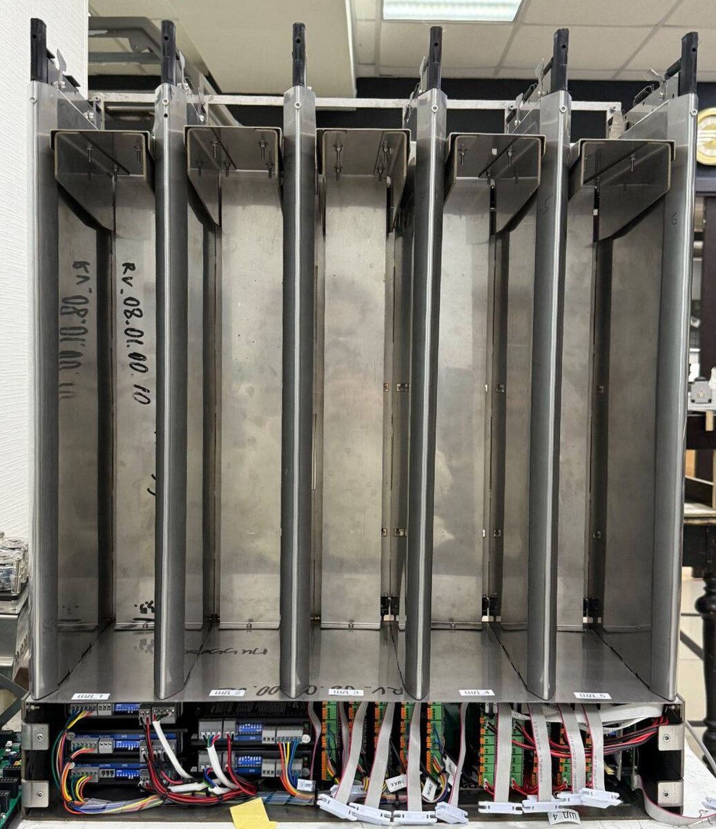 Тестирование узла выдачи теста в лабораторных условиях с использованием датчиков для контроля высоты теста.