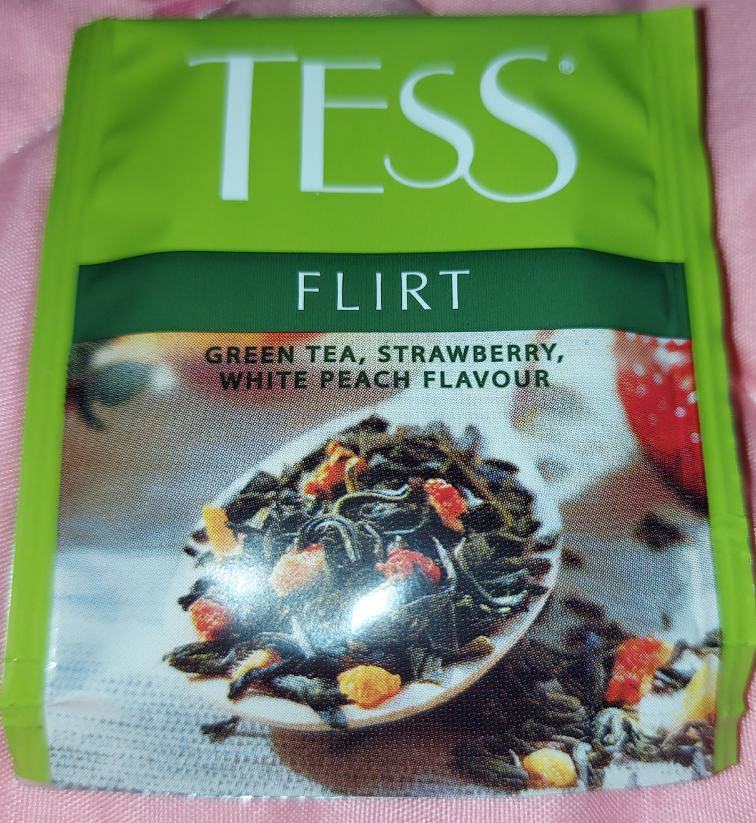 Вскрыв картонную упаковку, не паришься перекладыванием в "правильную" баночку. Хоть в декоративной корзиночке храни на обеденном столе, но в тенёчке.