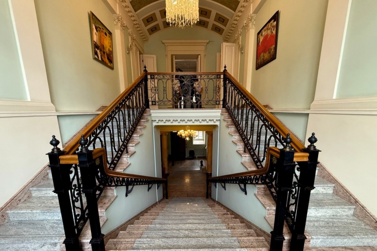    Парадная лестница в усадьбе Деминых. / Мосгорнаследие