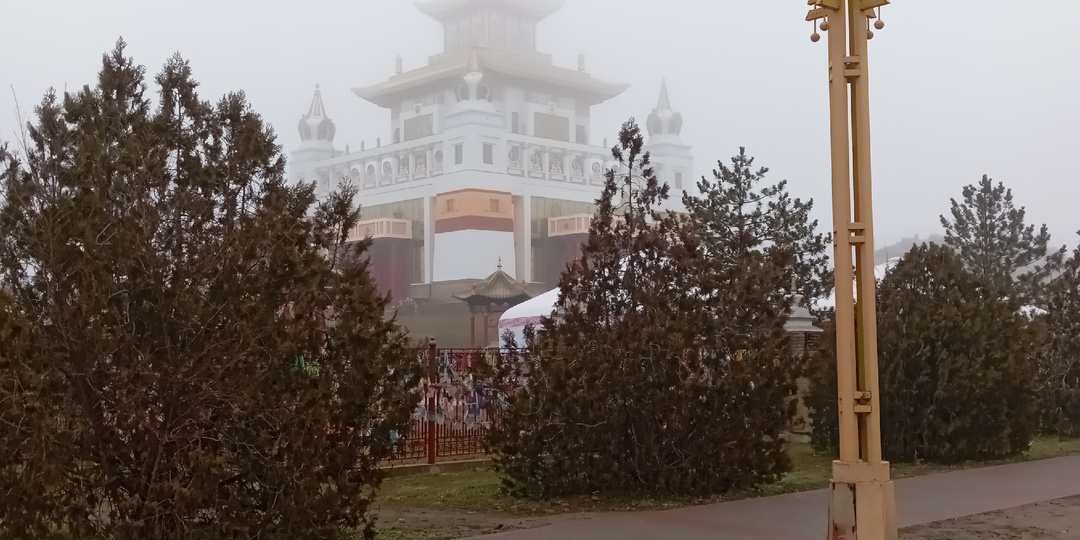 Хурул в утренней дымке.