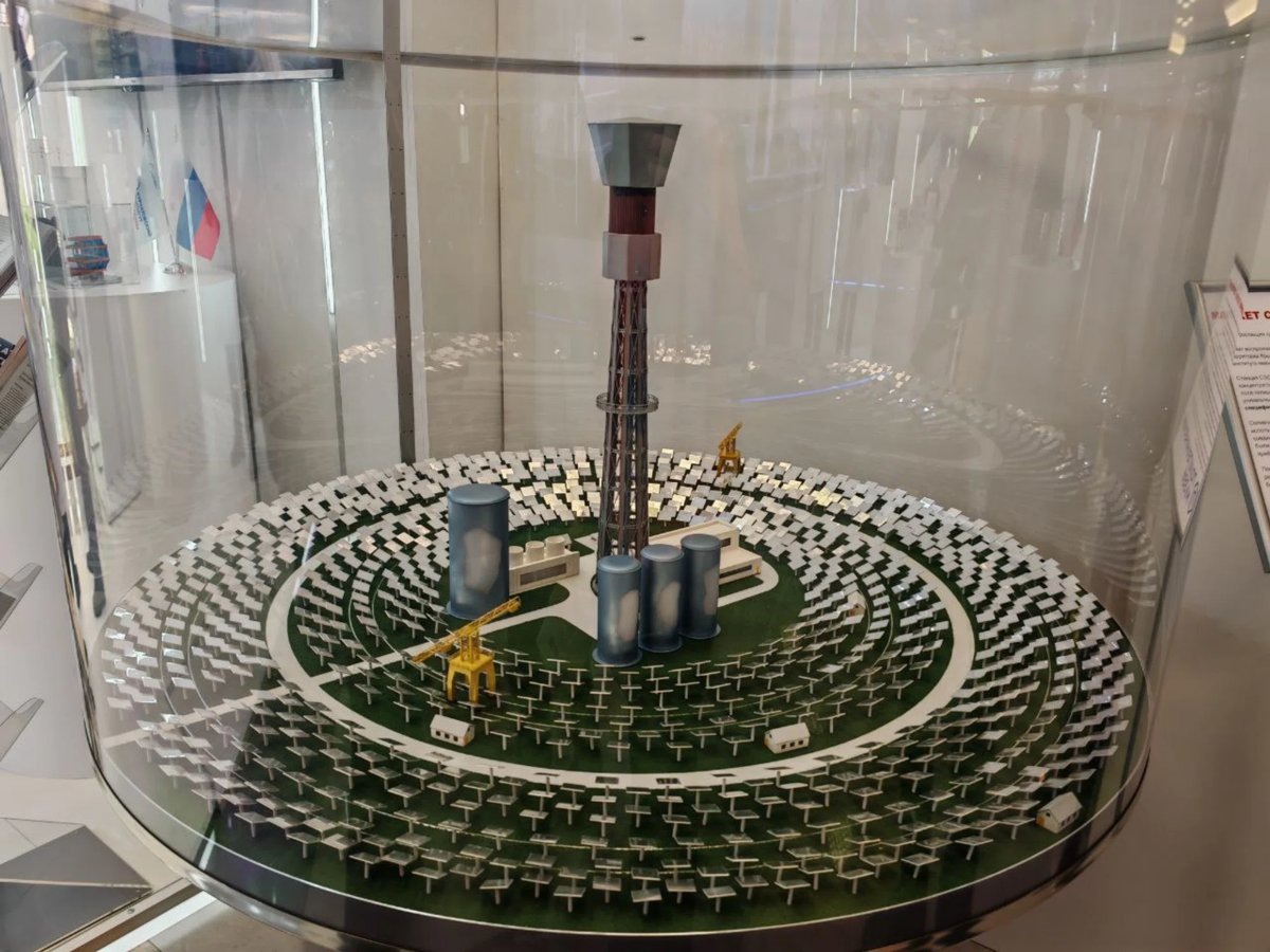    Макет теплостанции, которая работала за счет отражения солнечного тепла от зеркальных панелей