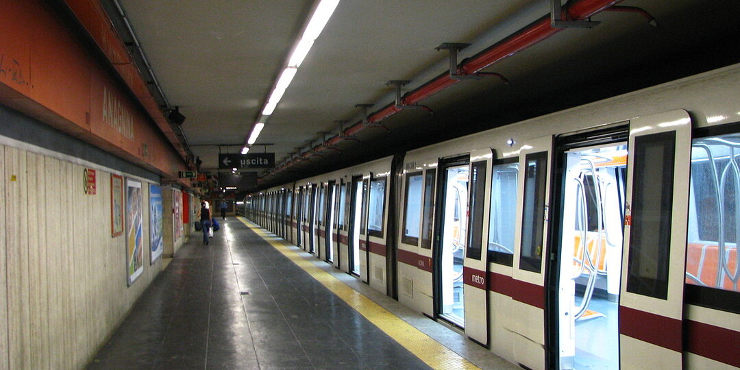 Почему метро в Риме такое не красивое!