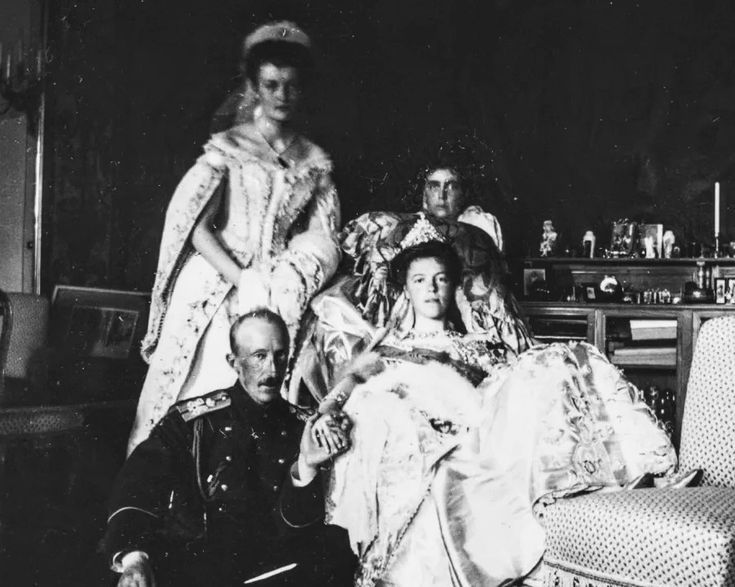 Свадебная фото. Позади принцесса Елена