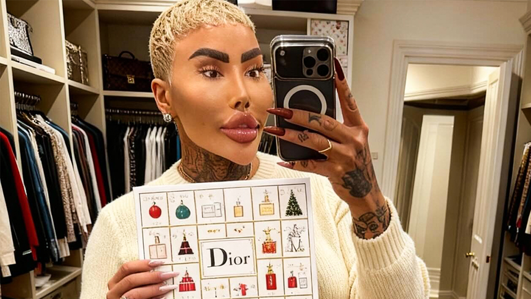 Парк позиционировал себя как «опытный специалист в сфере косметологии» и «персональный тренер», это он сам придумал себе прозвище «Король губ». Не имея медицинского образования, мужчина сам проводил инвазивные косметологические процедуры.