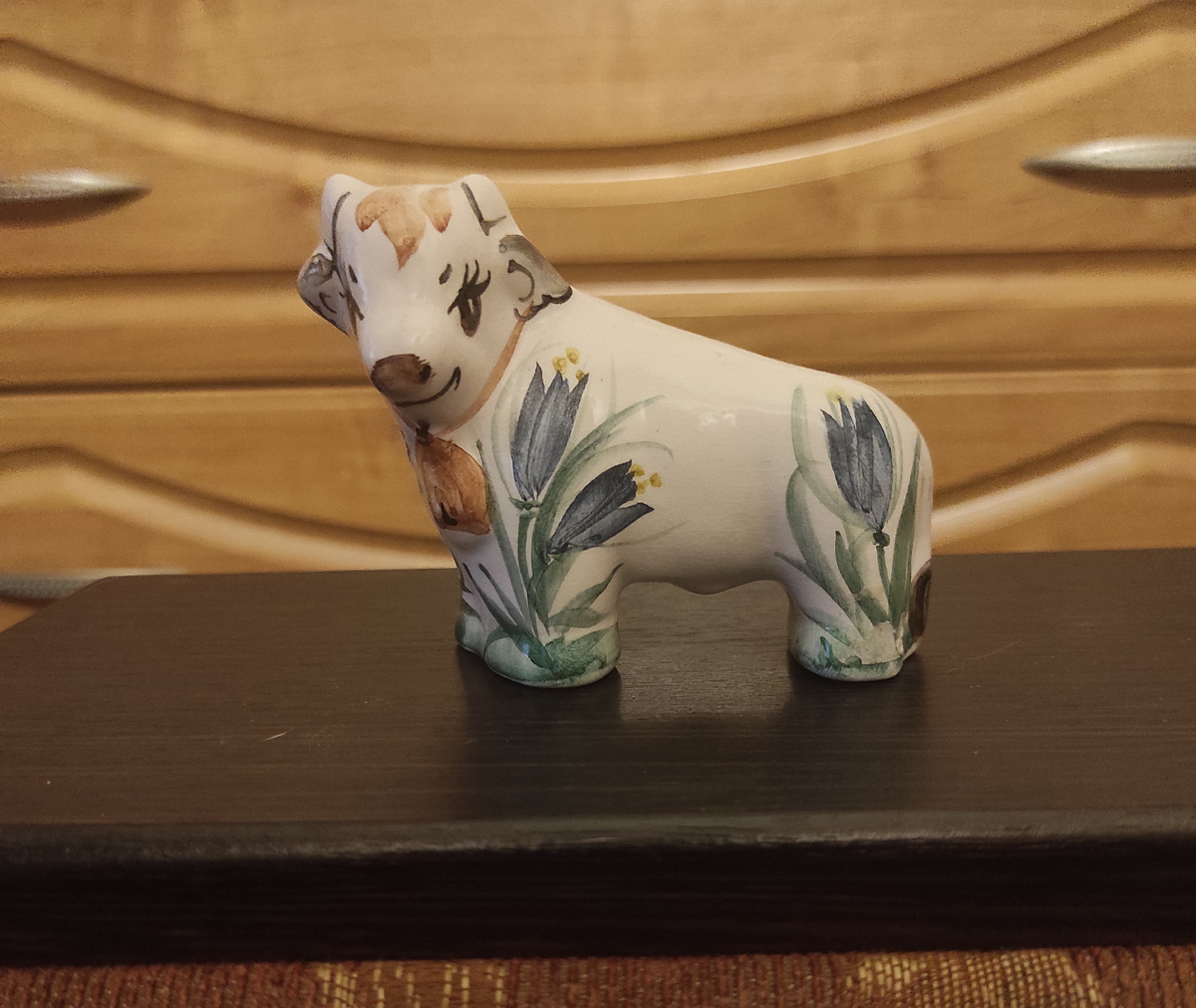 Милашка Коровка.  Техника росписи - полихромная, мазковая, подглазурная Листайте страницы галереи.