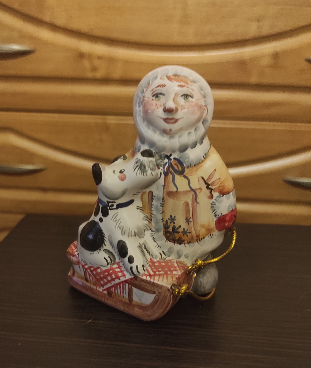 Ёлочная игрушка. Мальчик  с собакой. Техника росписи - полихромная, мазковая, подглазурная . Листайте страницы галереи.