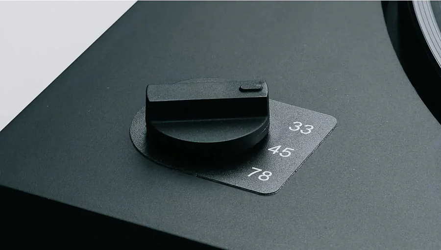 Несмотря на то, что пластинки на 78 оборотов достаточно редки, переключатель для такой скорости воспроизведения сохраняется в большинстве проигрывателей (Источник: bloomaudio.com)