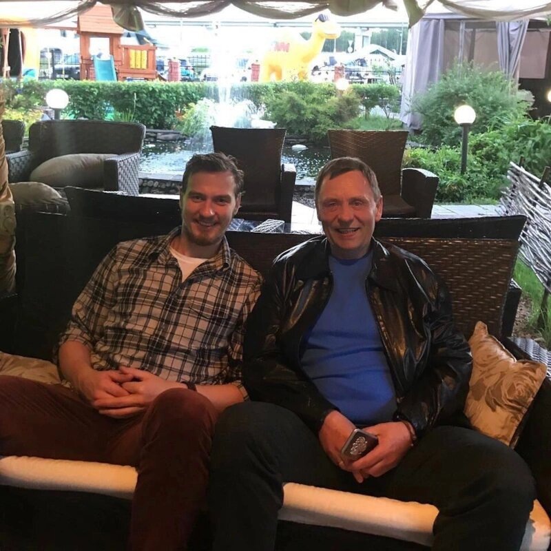    Игорь Макаров с отцом Сергеем, который передал сыну любовь к хоккею.