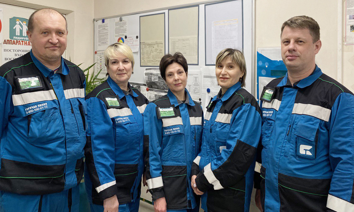 Сотрудники Д-1а и их коллега из ремонтного производства. Слева направо: Сергей Гаврин, Ольга Кутенкова, Татьяна Гвоздева, Валентина Ширманова, Юрий Васильев / Фото Юлии Сырцылиной 