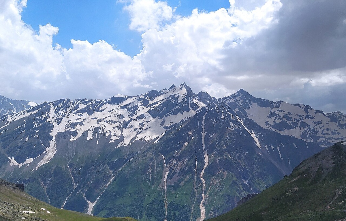 Гора в Приэльбрусье. Автор: Виллигрилли. Лицензия: CC BY-SA 4.0.