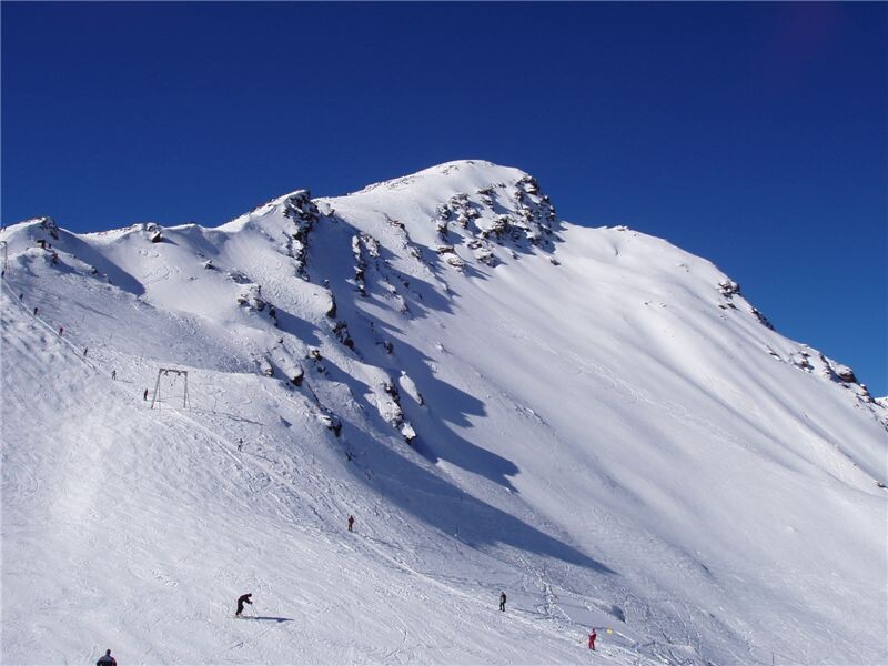 Третья очередь Чегета — бугельный подъёмник, вид с вершины второй очереди. Автор: Мартышка (из Русской Википедии). Общественное достояние.