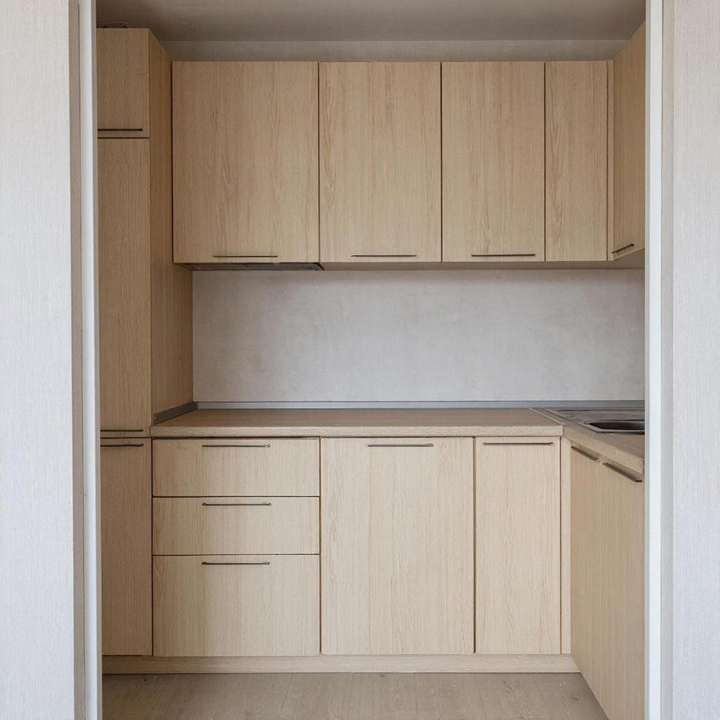  Бюджетная прямая кухня с фасадами из ЛДСП под дерево и ламинированной столешницей.