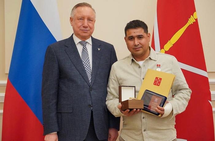 Александр Беглов и Хайрулло Ибадуллаев. Обложка © Telegram / Александр Беглов