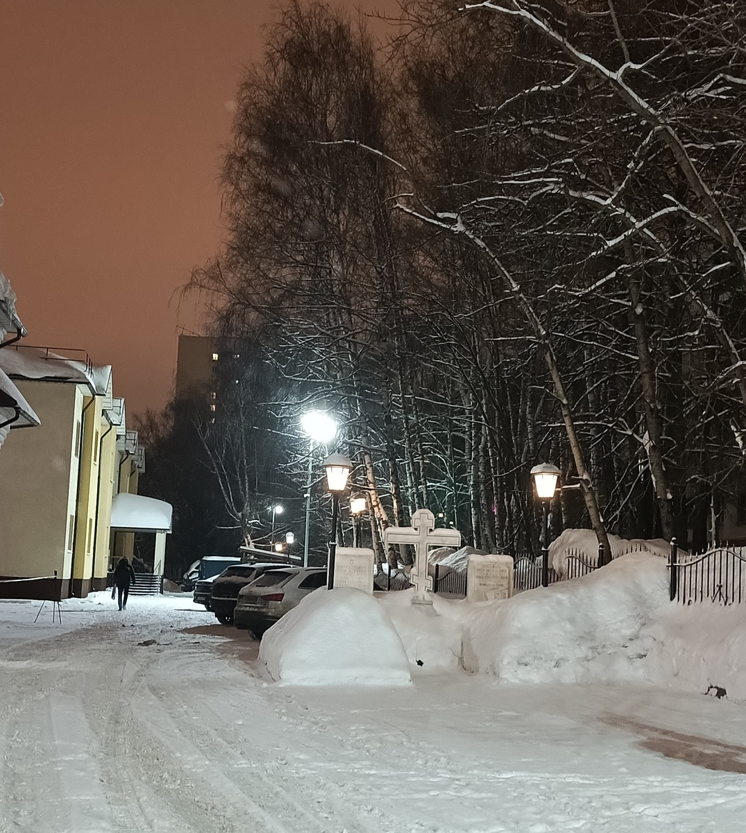 Фото автора статьи. Территория у храма