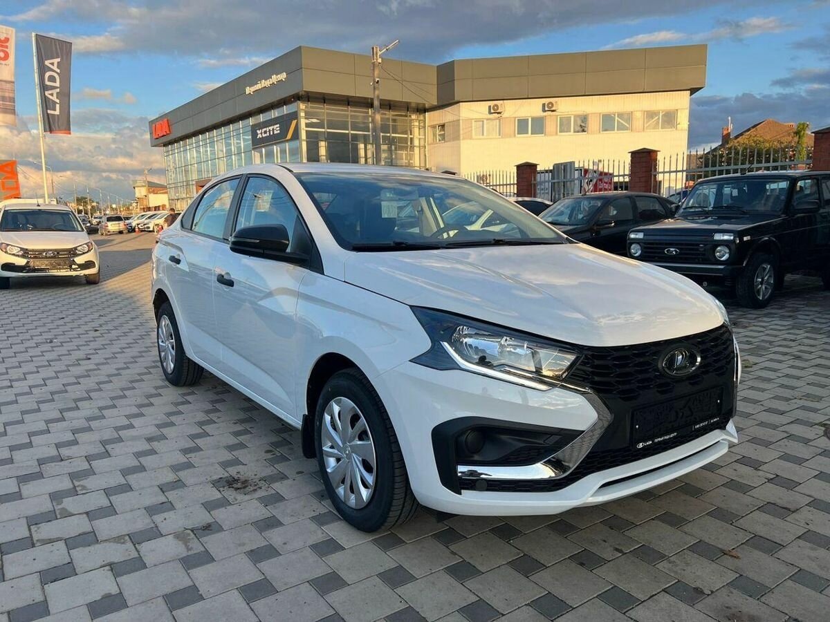 Новость, которая уже успела разойтись по чатам автолюбителей. Новую Lada Iskra в Беларуси продают заметно дешевле, чем у нас. Разница около 200 тысяч рублей. И тут у многих возникает логичный вопрос. Это что, у соседей машины выгоднее или мы что то переплачиваем?

Давайте разберемся спокойно, без эмоций и теорий заговора. С цифрами и логикой.