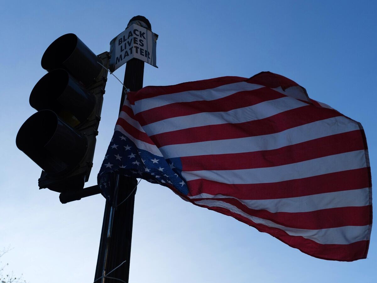    Флаг Соединенных Штатов Америки на светофоре на одной из улиц в Вашингтоне в преддверии выборов президента США© РИА Новости . Юки Ивамура