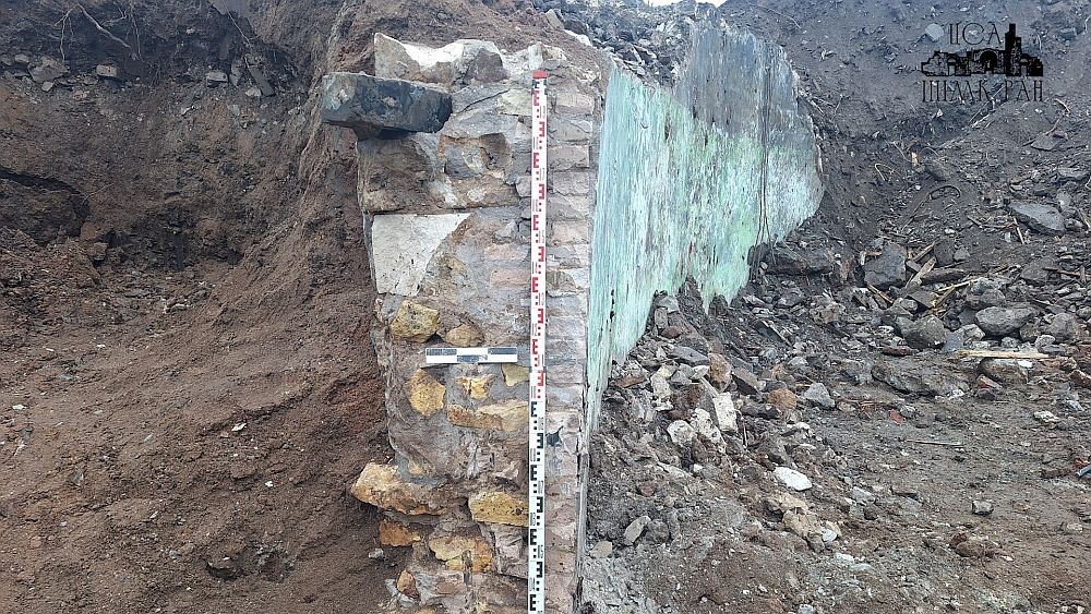    В кладке, заложенной в 1930-е годы, скрывалась плита из черного мрамора с могилы статского советника Ивана Федоровича Радкевича, скончавшегося в 1866 году. / Фото: ЦСА ИИМК РАН