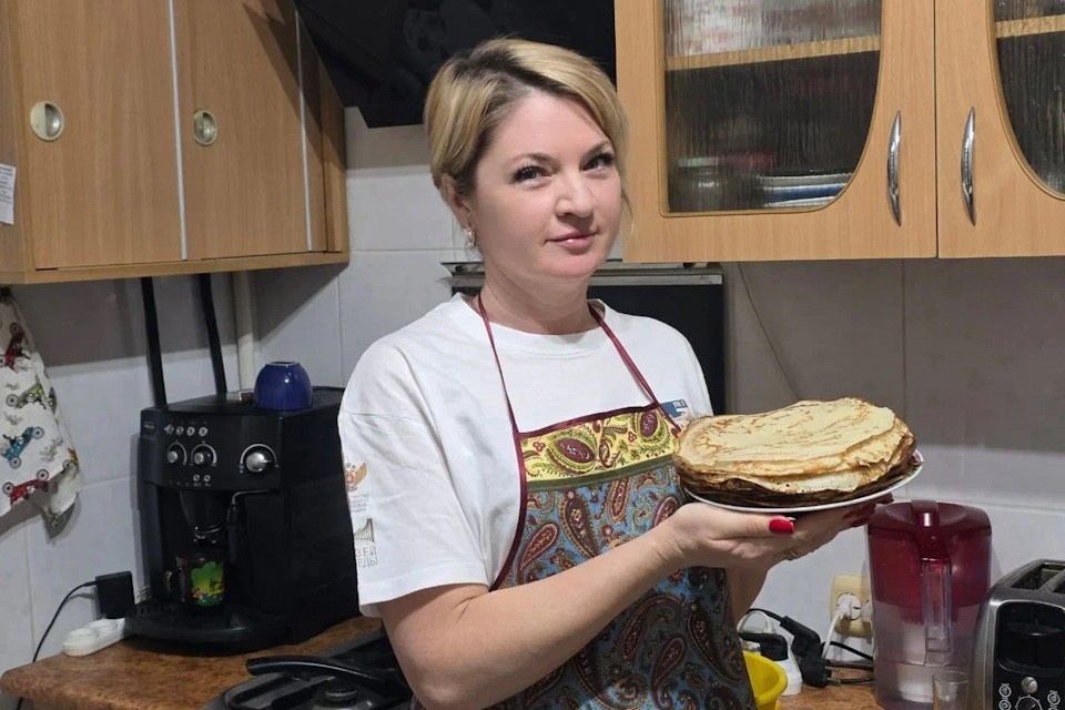    Депутат Оксана Мороз приготовила для бойцов СВО свои фирменные блины Фото: ЕР