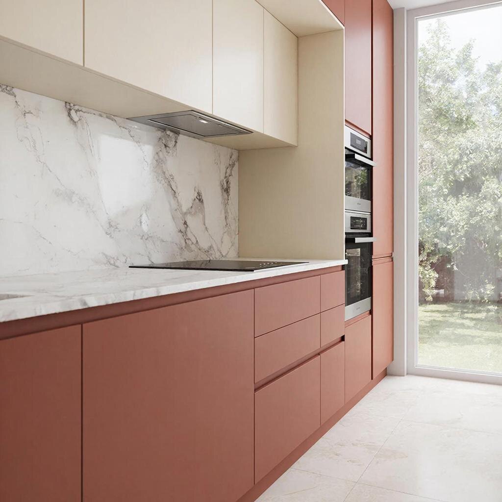Современная кухня в трендовых цветах 2026: терракотовые нижние фасады и верхние цвета топлёного молока.