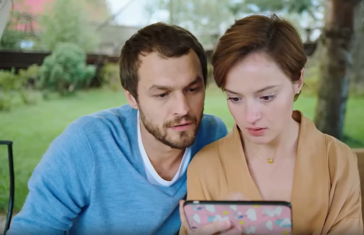 Кадр из фильма "Жизнь под чужим солнцем", 2020 г., режиссер Илья Хотиненко, сценарист Татьяна Шохова, композитор Кирилл Нерсесян (скриншот) 