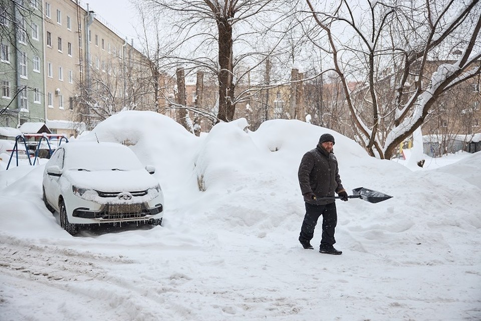    Столица Чувашии, как и другие города, после аномальных осадков продолжает избавляться от сугробов. Николай ОБЕРЕМЧЕНКО