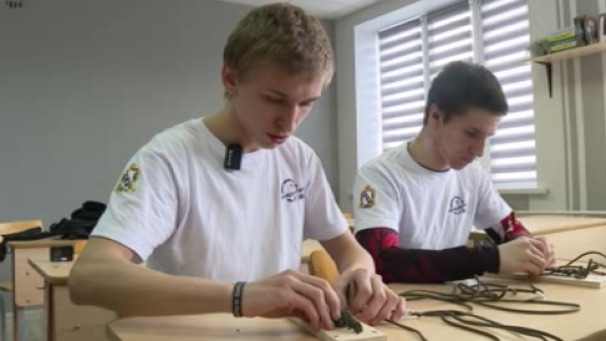    Курские волонтёры плетут боевые браслеты