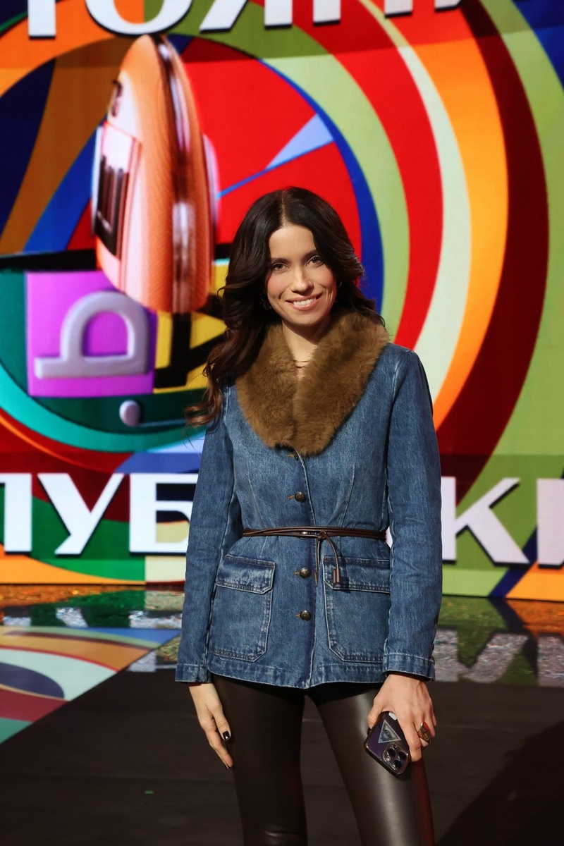    Образы звезд комментирует журналист KP.RU, дипломированный стилист Ольга Родина.