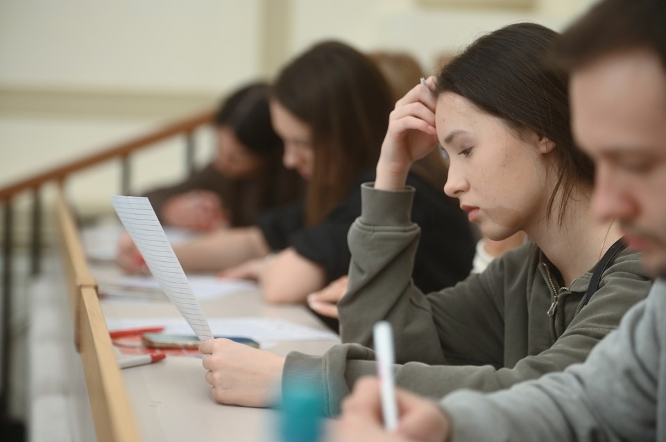    Теперь иностранцы могут поступить в колледжи Петербурга. Алексей БУЛАТОВ