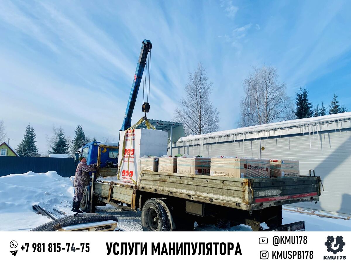 Паллеты с плиткой и газоблоком, погруженные на борт манипулятора