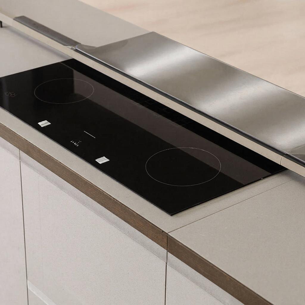 Остров с варочной панелью и встроенной в столешницу вытяжкой.