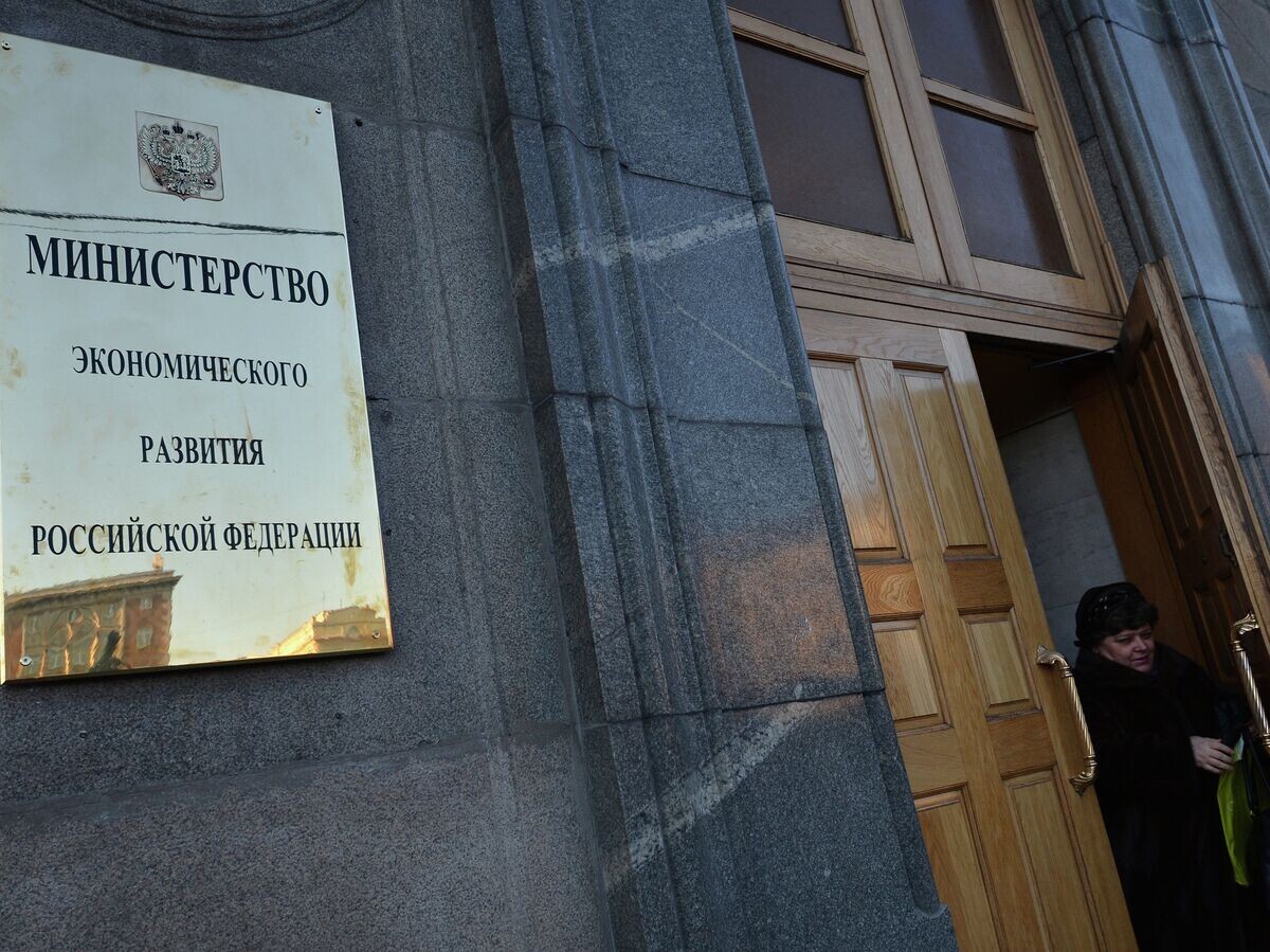    Женщина выходит из здания министерства экономического развития Российской Федерации | © РИА Новости / Рамиль Ситдиков