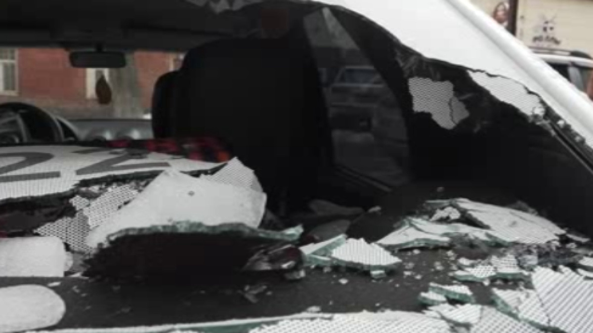    В Курске сосулька разбила заднее стекло машины