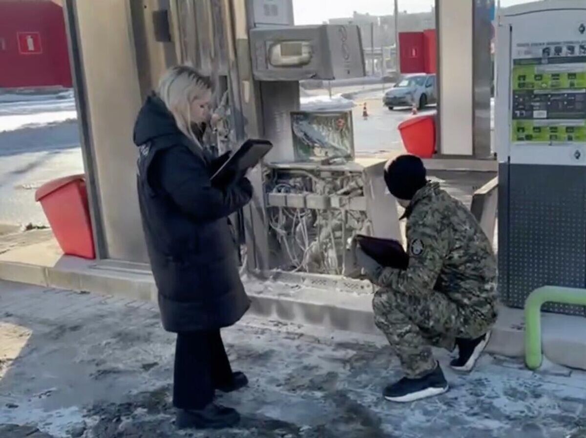    Работа СК РФ на месте поджога топливной колонки в Петербурге | © Питерский Следком/Telegram
