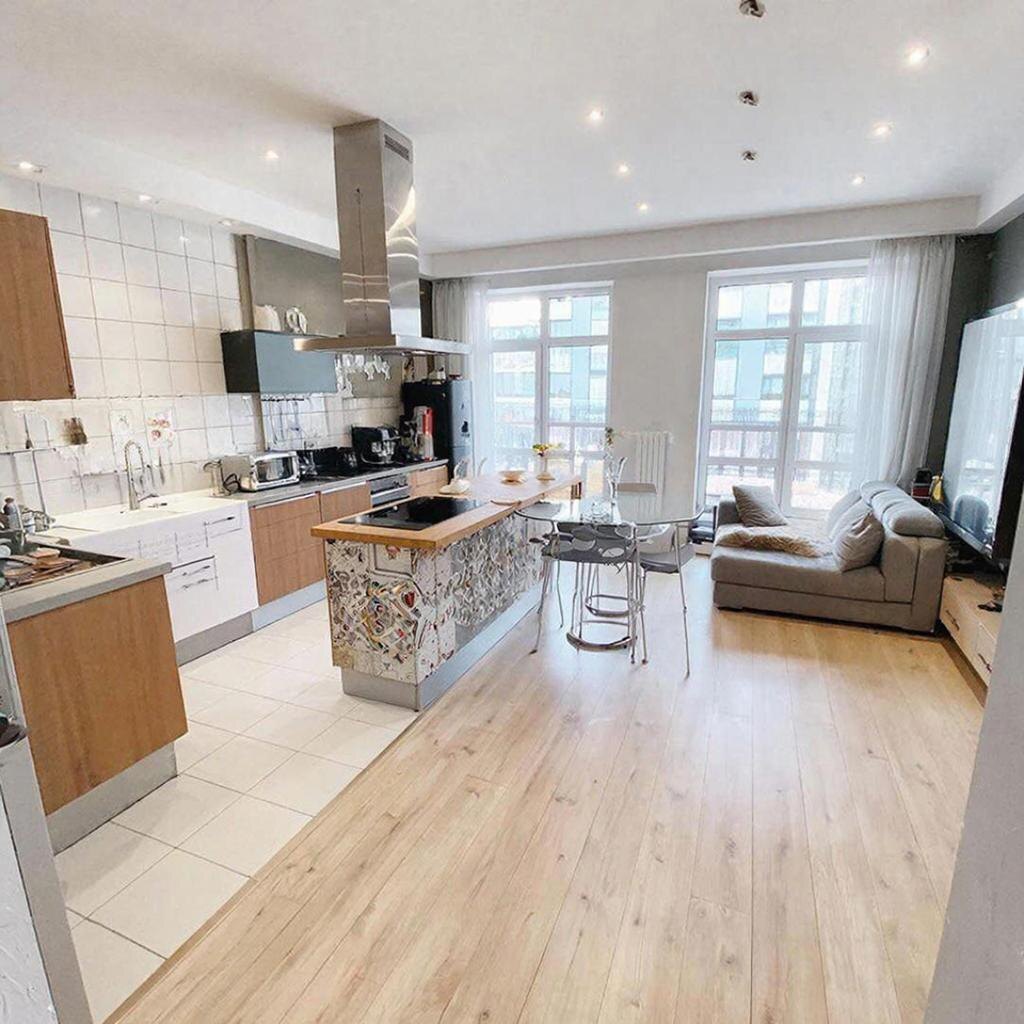 Просторная кухня-гостиная с чётким зонированием и островом.