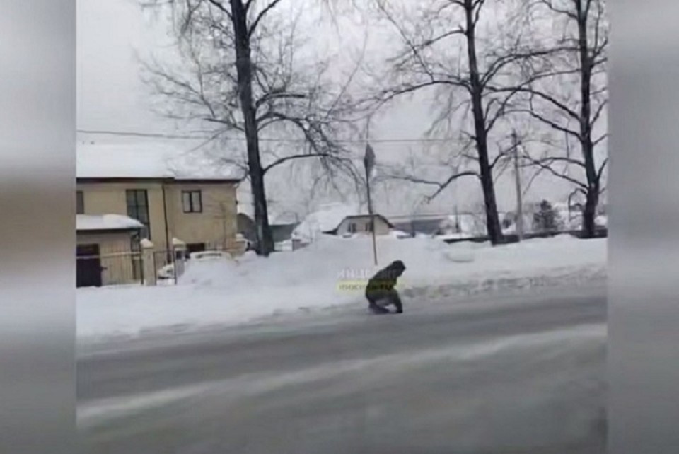    Мужчина сидел на проезжей части. Фото: скриншот видео