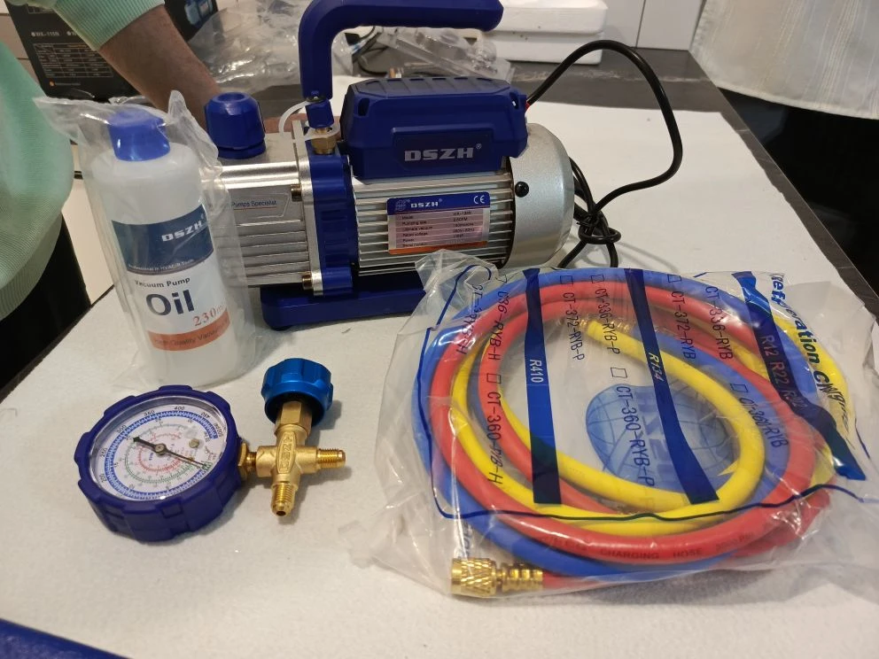 Вакумный насос, манометр, соеденительные шланги.