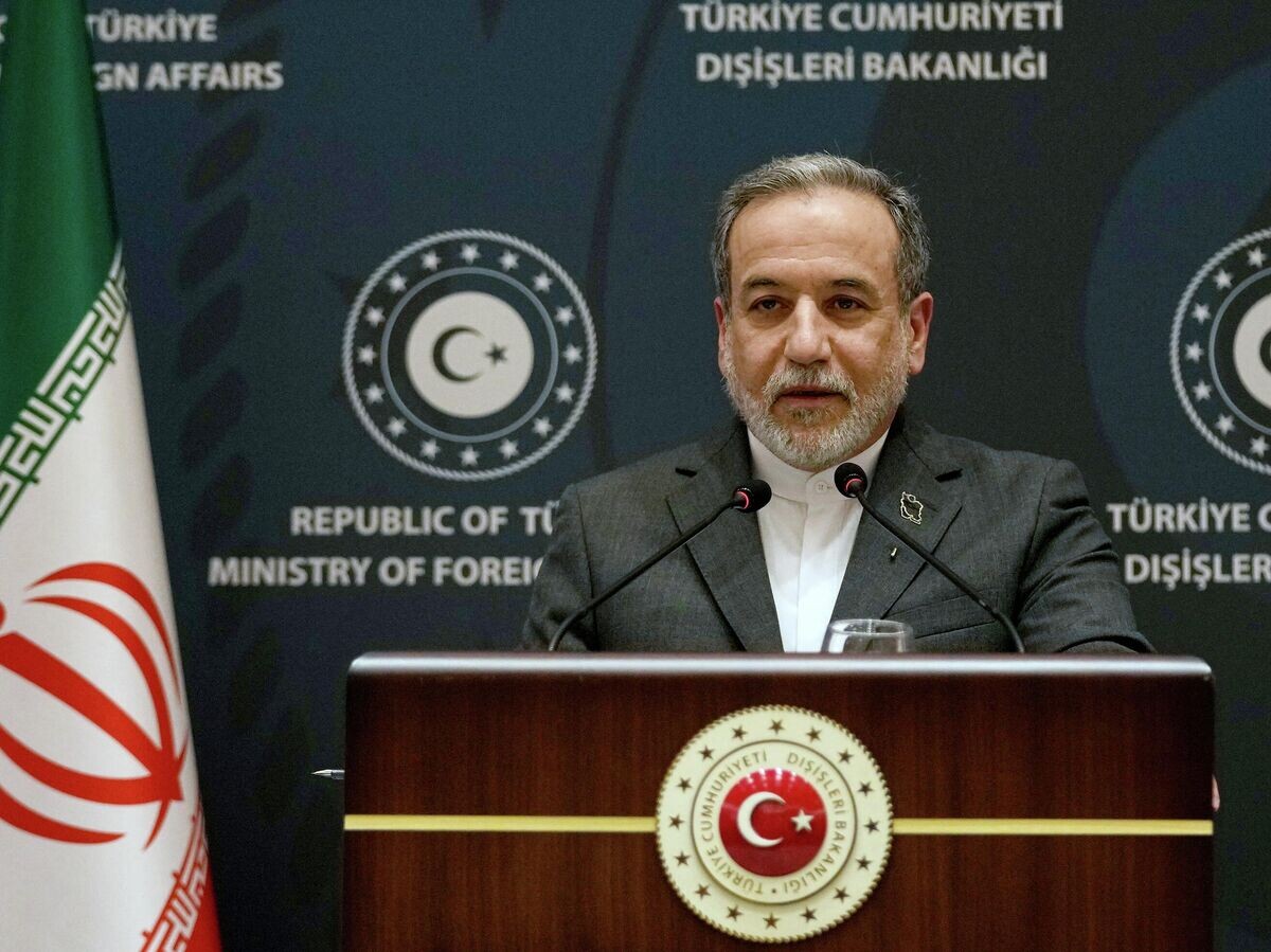    Министр иностранных дел Ирана Аббас Аракчи во время пресс-конференции с министром иностранных дел Турции Хаканом Фиданом в Стамбуле | © AP Photo / Khalil Hamra