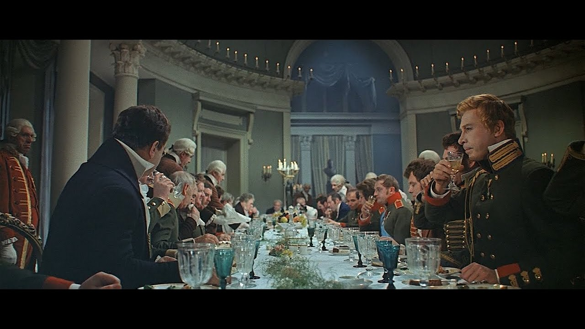 Кадр из кинофильма"Война и мир" во время которого звучит гимн