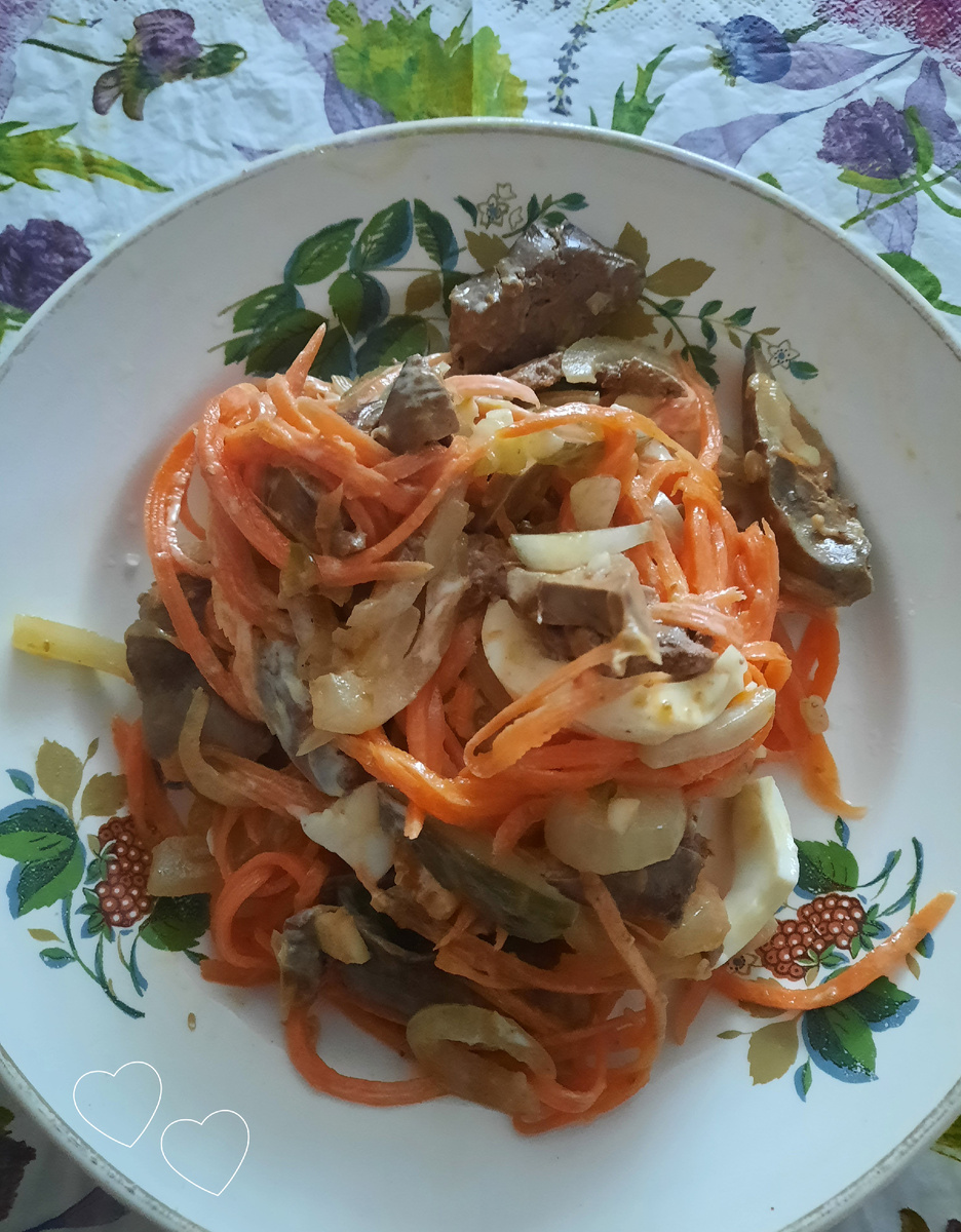 Салат с печенью, морковью и соленым огурцом. Фото автора