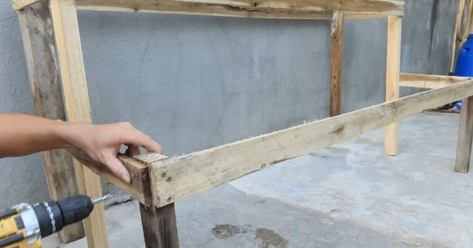 Оди из вариантов - это вот такая конструкция, которая сэкономит место и позволяет получить урожай раньше