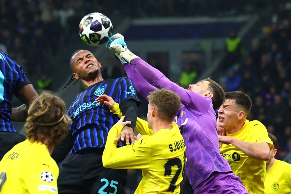    Российский голкипер норвежского "Буде-Глимт" Никита Хайкин уверенно провел матч в Милане, пропустив лишь один мяч. / REUTERS