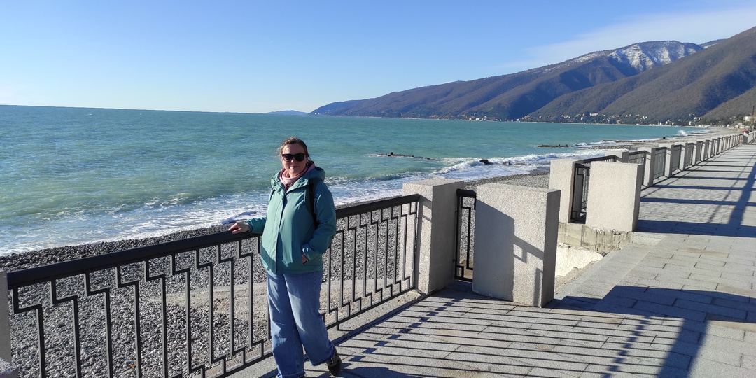 Поехали в Абхазию в несезон, день 1: как добирались и переходили границу, много ли туристов, какое жилье сняли и какие первые впечатления