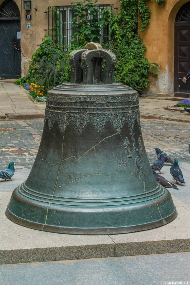     Колокол на площади Канонья. Варшава. Польша   
Андрей Алексеев © ИА Красная Весна