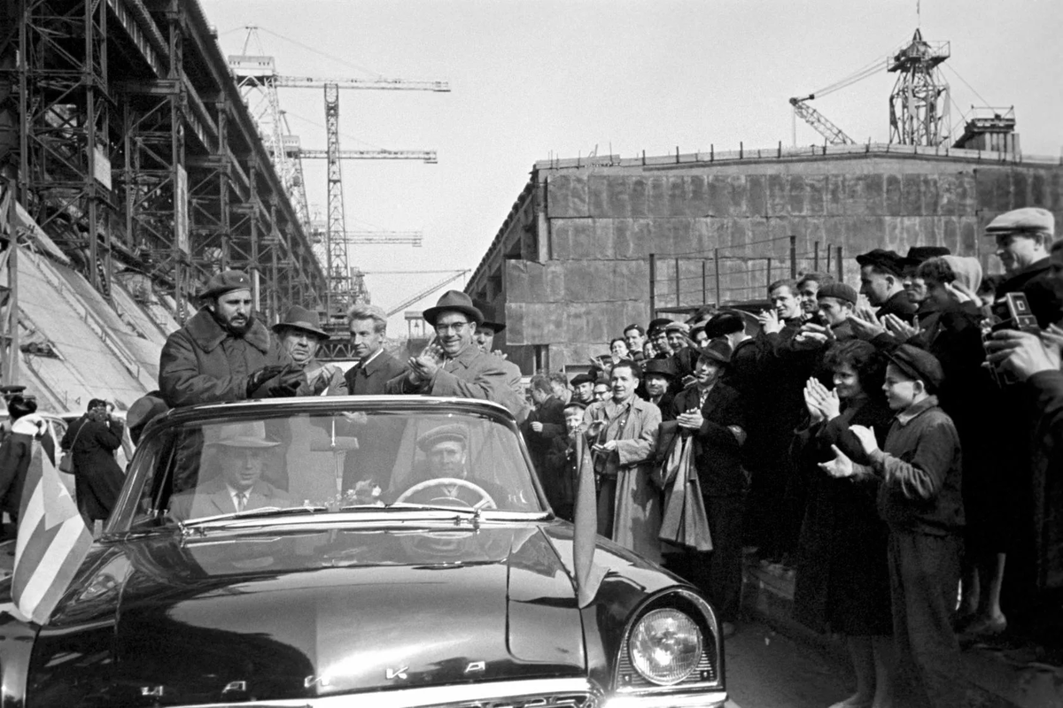 Фидель Кастро на строительстве Братской ГЭС. 13 мая 1963 года. Фото Александра Минеева. Фотохроника ТАСС
